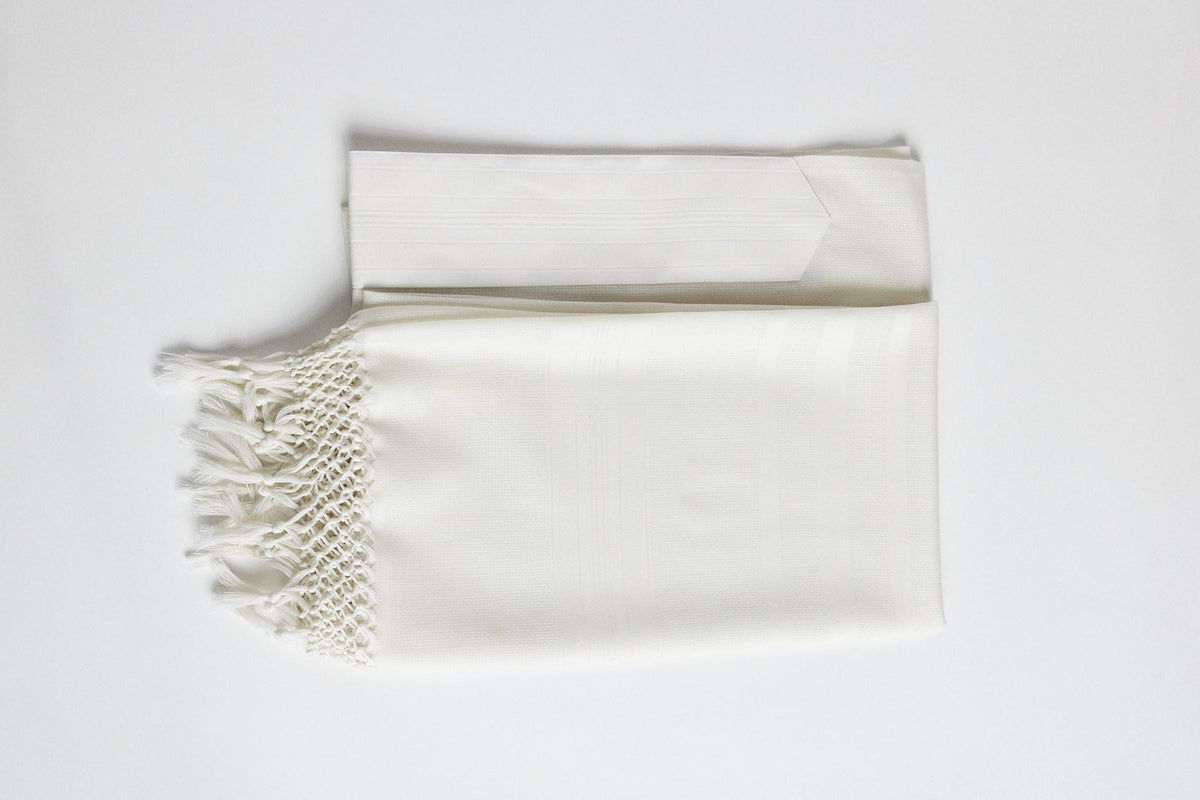 Lamenatzeach Reshet White Tallit – Judaica Prime