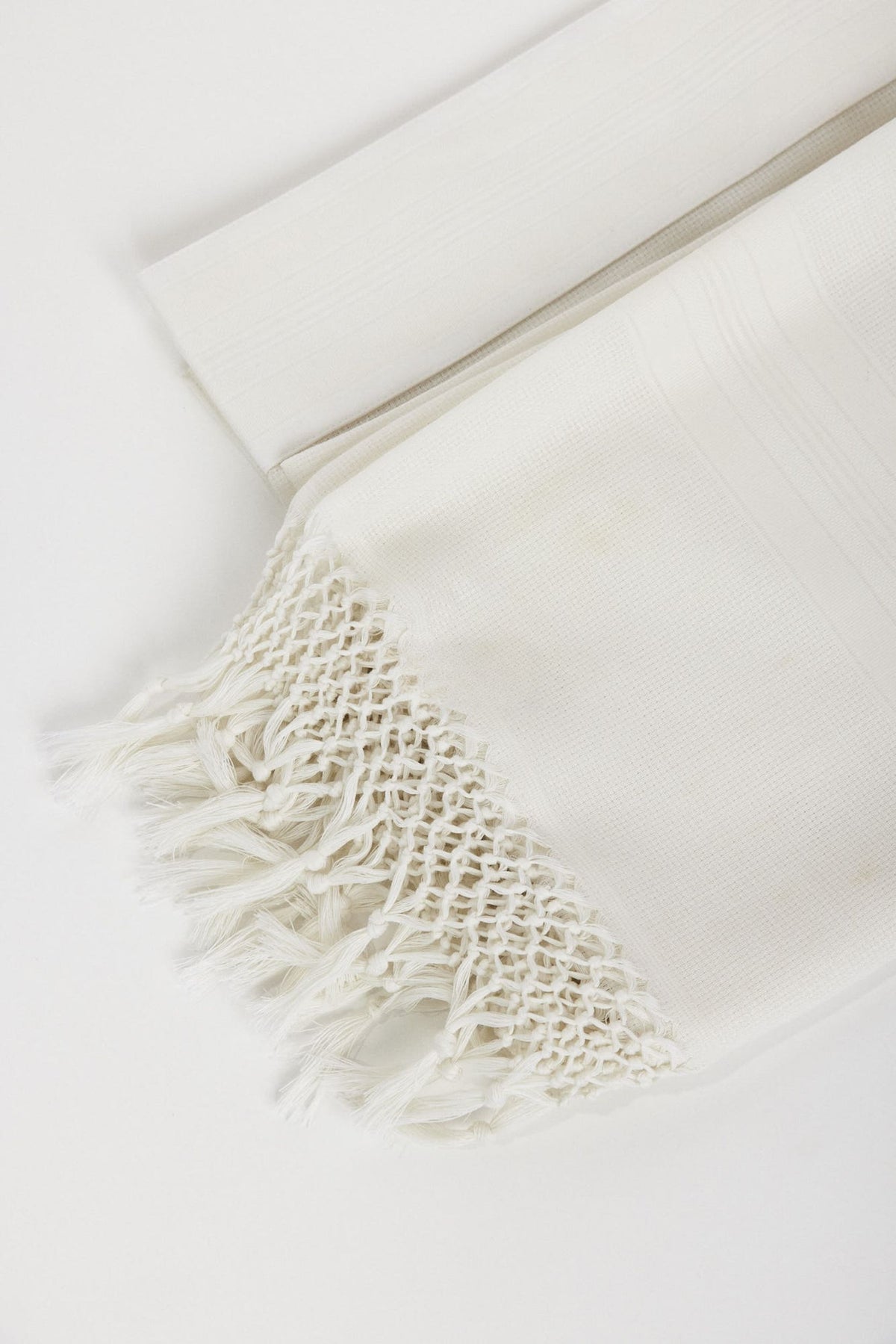 Lamenatzeach Reshet White Tallit – Judaica Prime