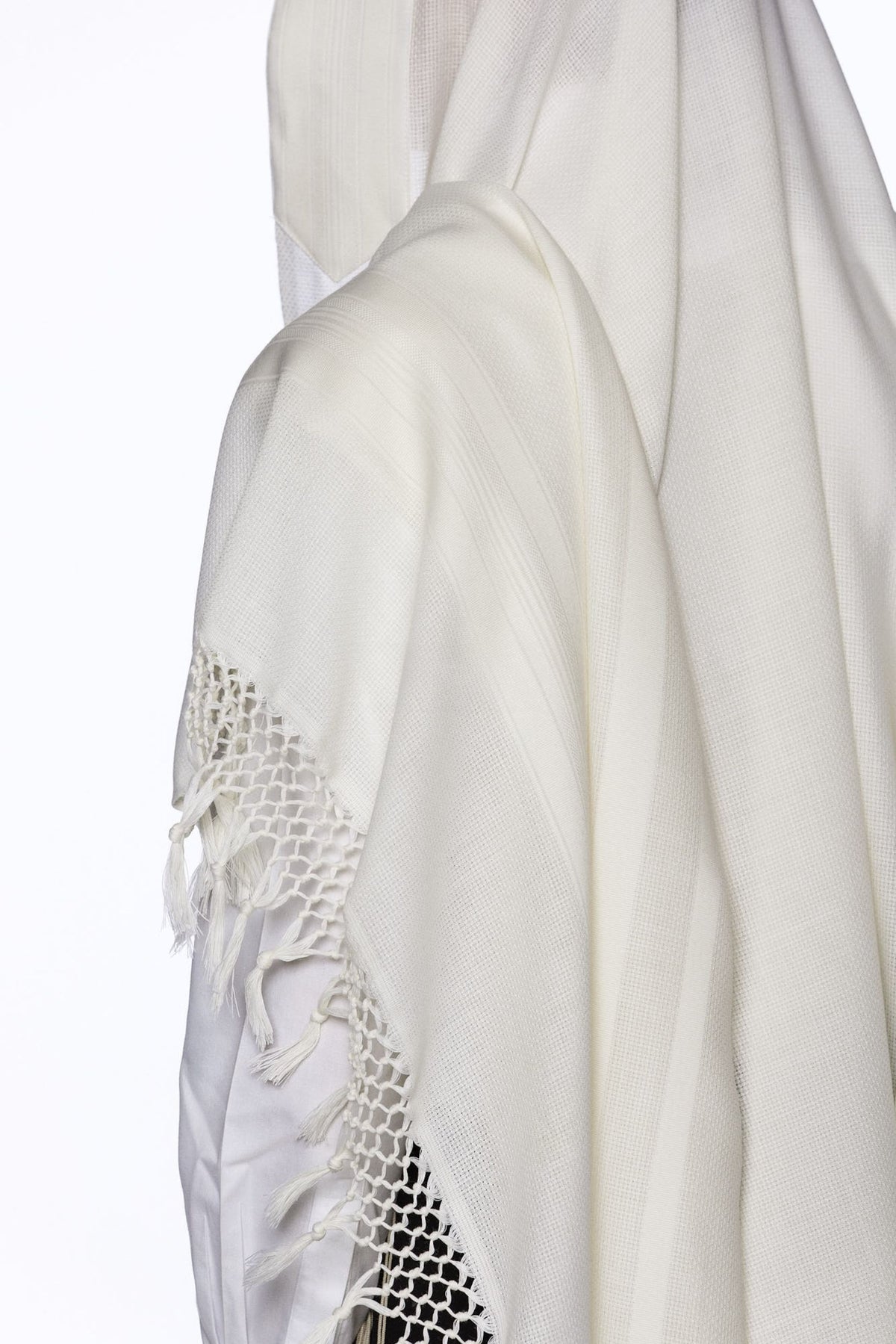 Lamenatzeach Reshet White Tallit – Judaica Prime