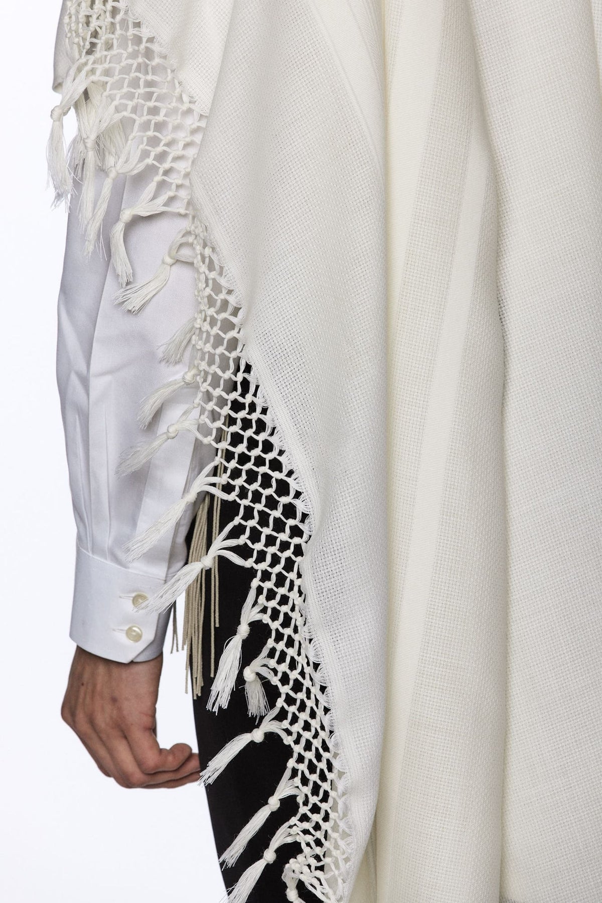Lamenatzeach Reshet White Tallit – Judaica Prime