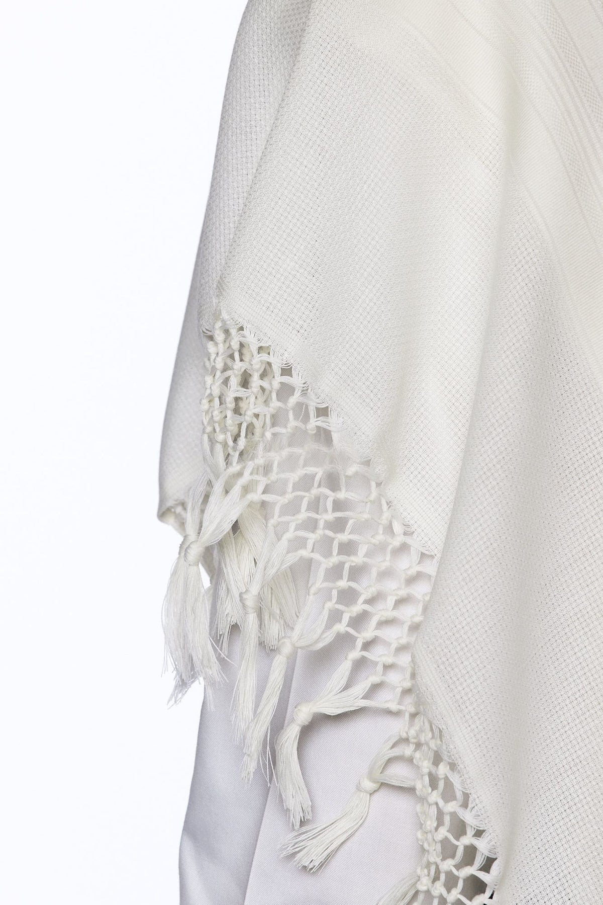Lamenatzeach Reshet White Tallit – Judaica Prime