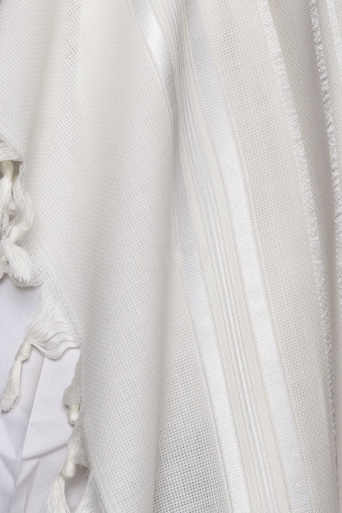 Lamenatzeach Tallit – Shiny White – Judaica Prime