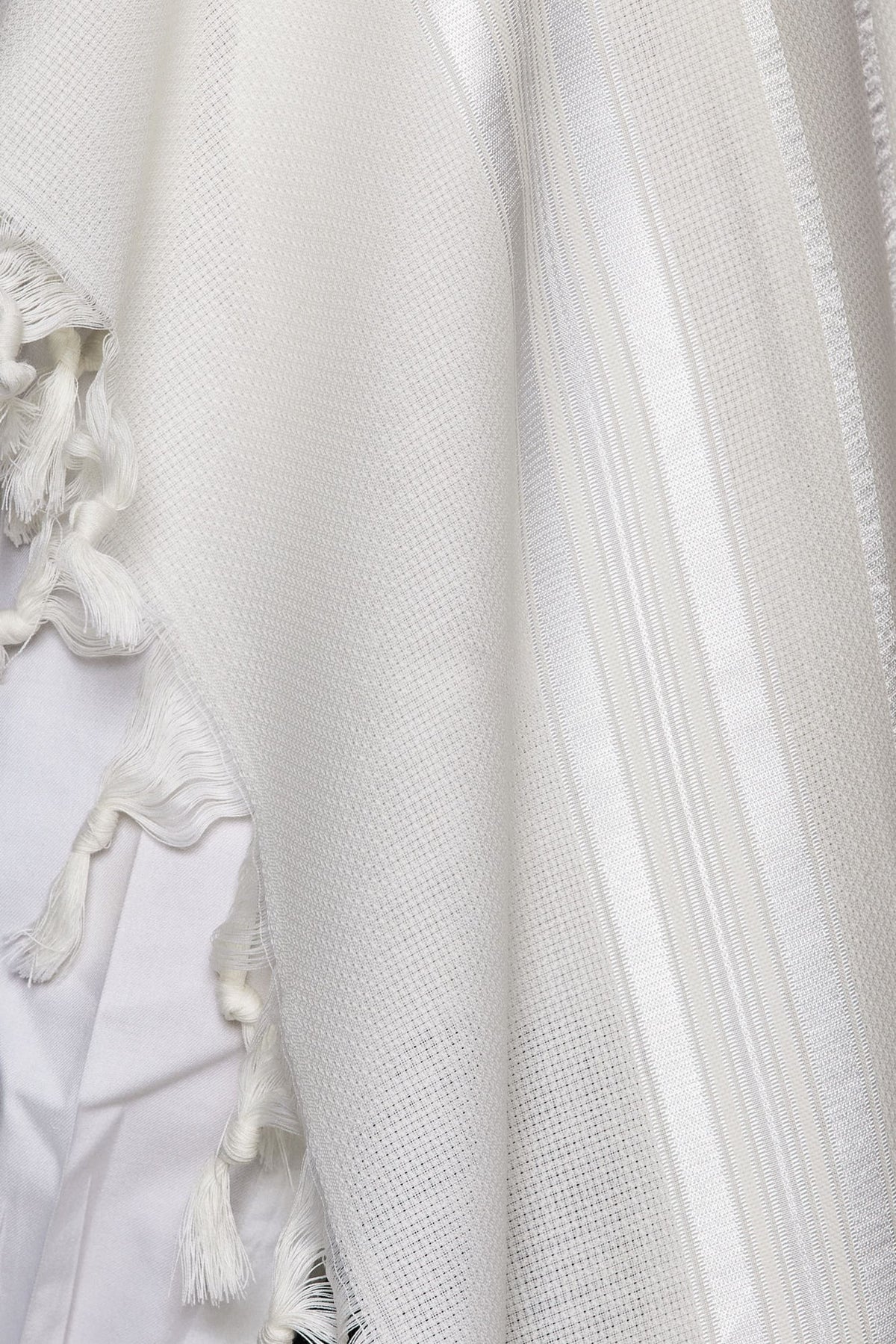 Lamenatzeach Tallit – Shiny White – Judaica Prime