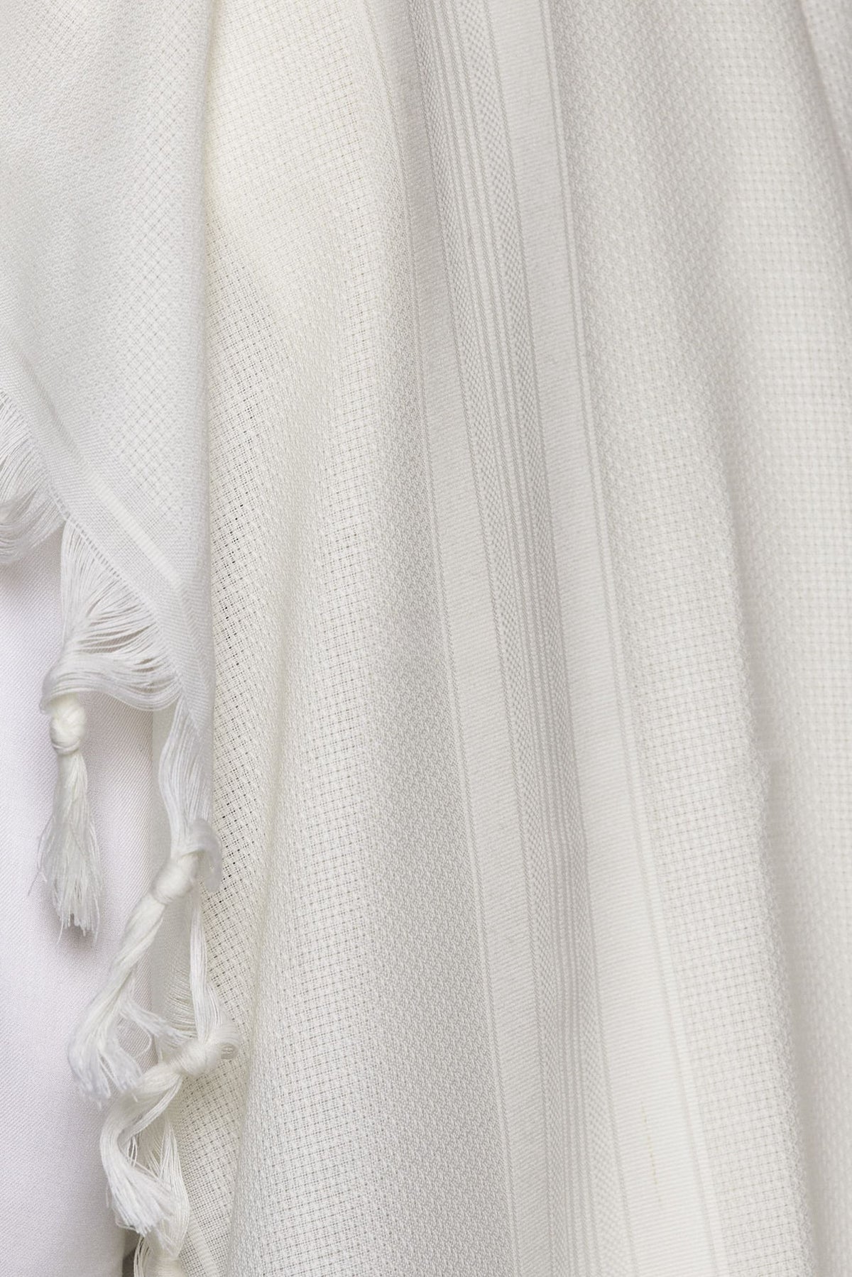 Lamenatzeach Tallit – White Beit Yosef – Judaica Prime