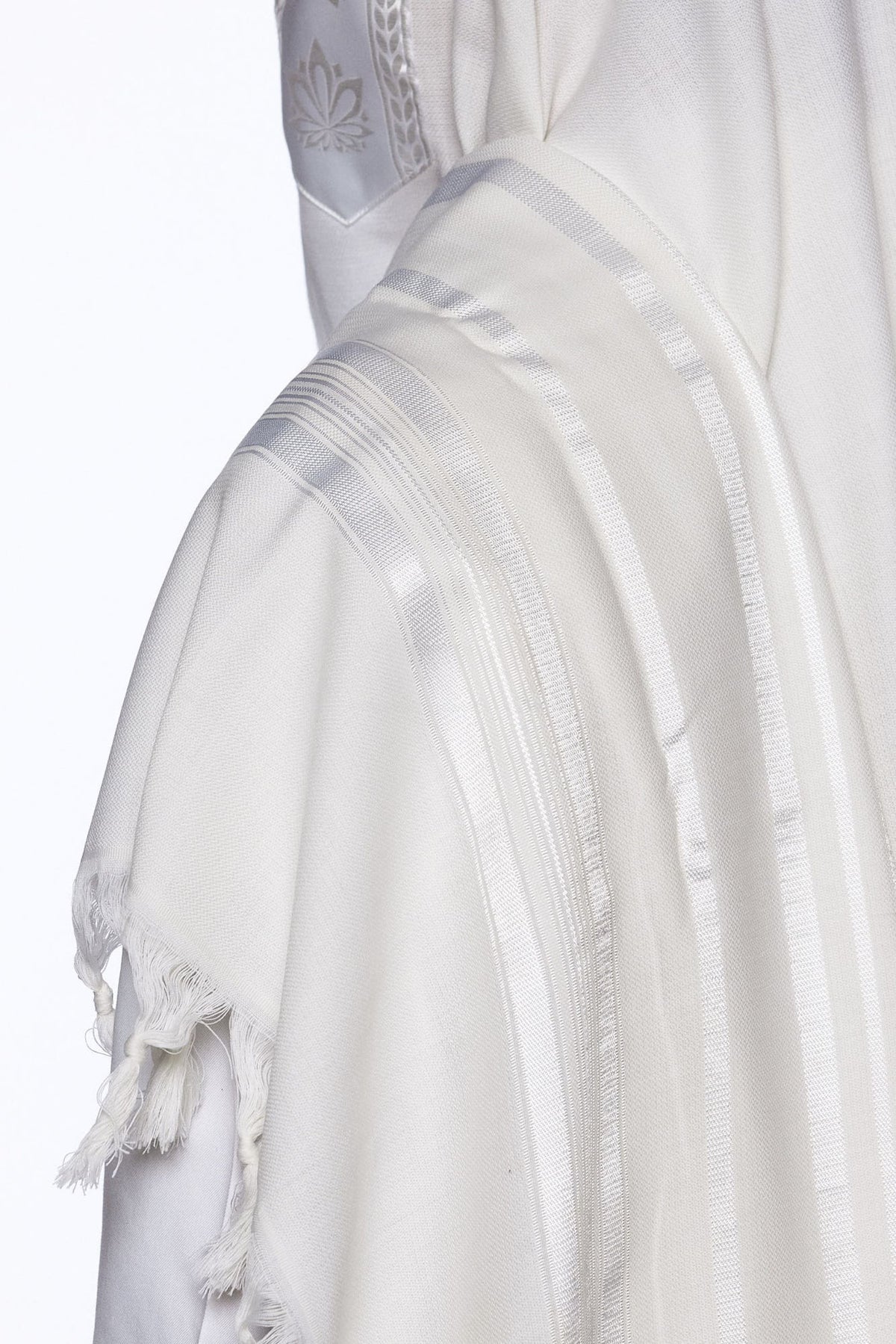 Yishtabach Tallit – Shiny White – Judaica Prime